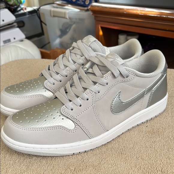 Nike Air Jordan 1 Retro Low OG Shoes Gray Metallic Silver CZ0790-002 Men\'s 11